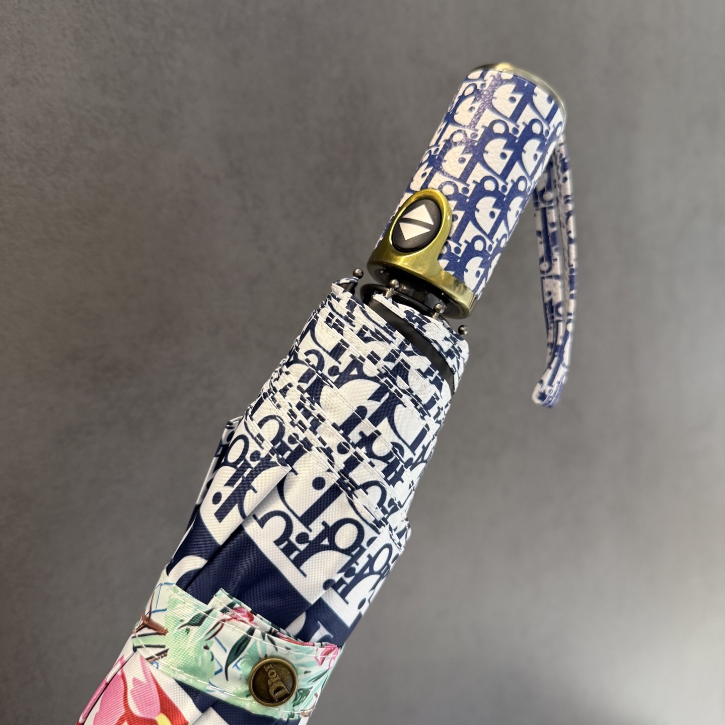 迪奥Dior 三折防晒睛雨伞。。夏季新款 全自动折叠晴雨伞 内里黑色涂层防晒有效阻隔紫外线99%，UPF