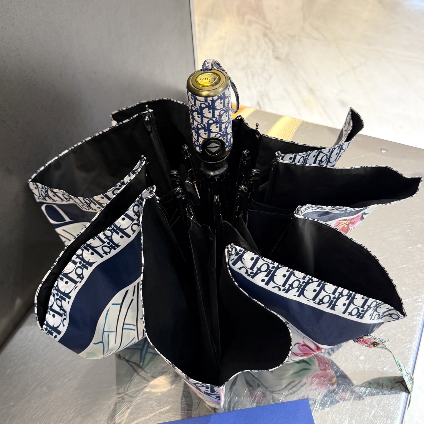 迪奥Dior 三折防晒睛雨伞。。夏季新款 全自动折叠晴雨伞 内里黑色涂层防晒有效阻隔紫外线99%，UPF