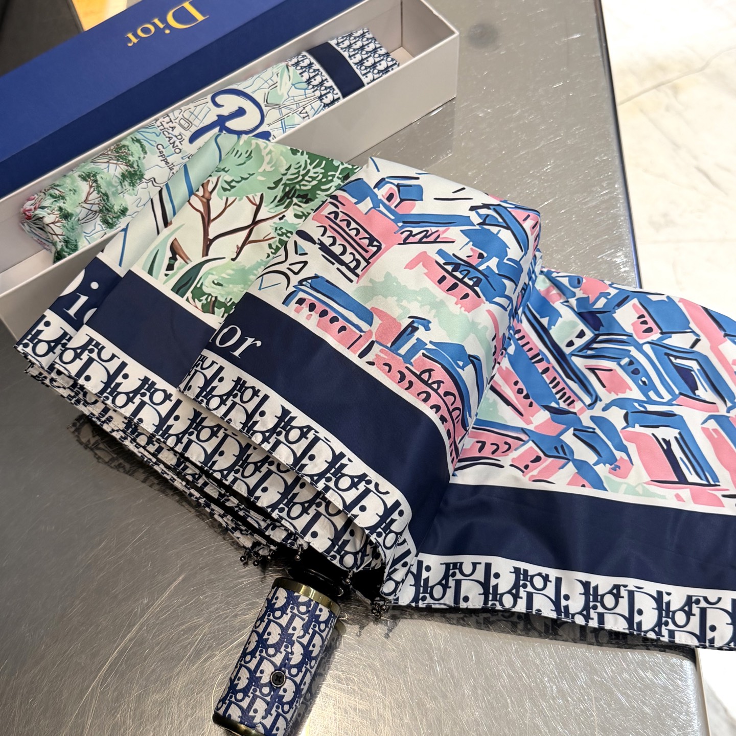 迪奥Dior 三折防晒睛雨伞。。夏季新款 全自动折叠晴雨伞 内里黑色涂层防晒有效阻隔紫外线99%，UPF