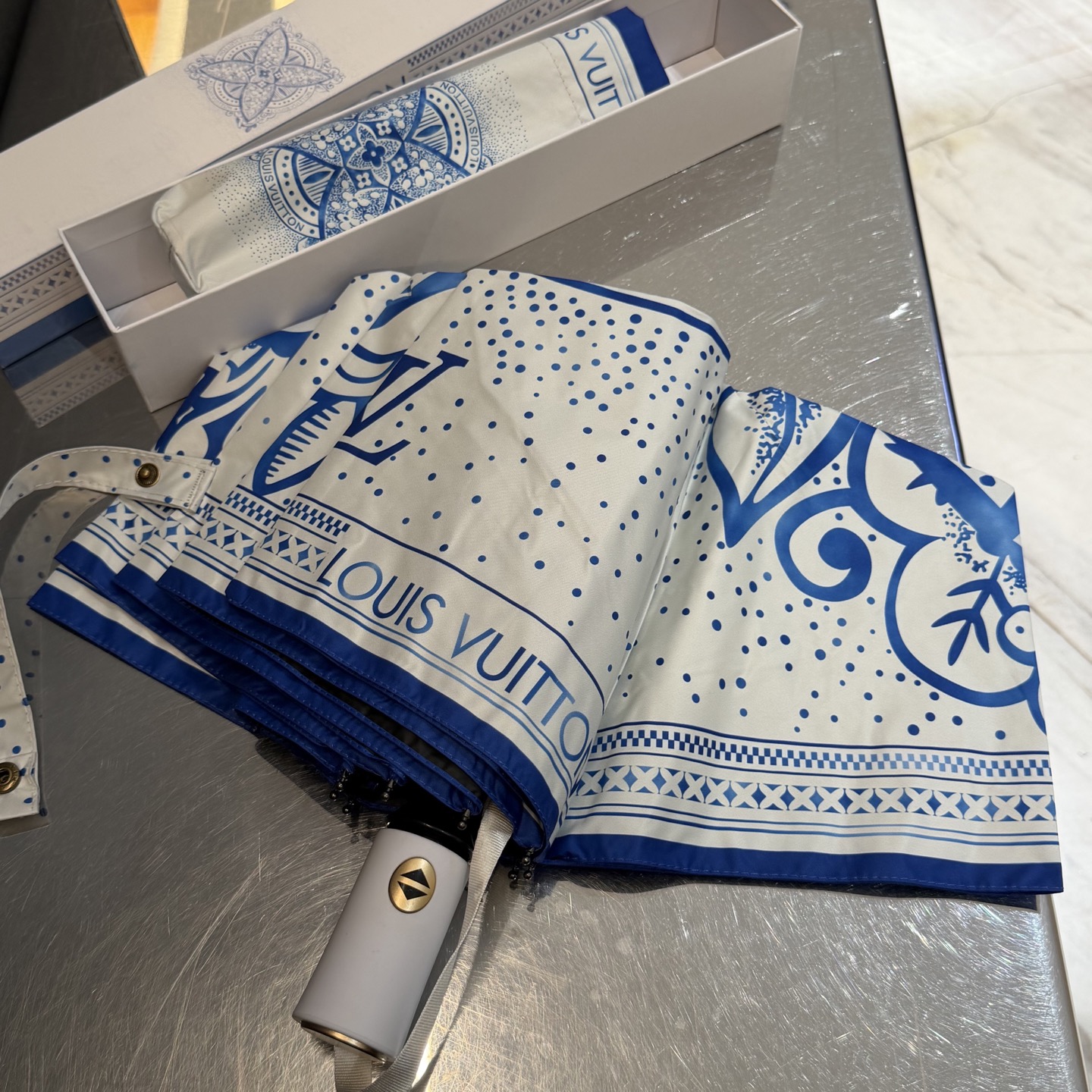 LV 路易威登三折防晒睛雨伞。。 夏季新款 全自动折叠晴雨伞 内里黑色涂层防晒有效阻隔紫外线99%，UP