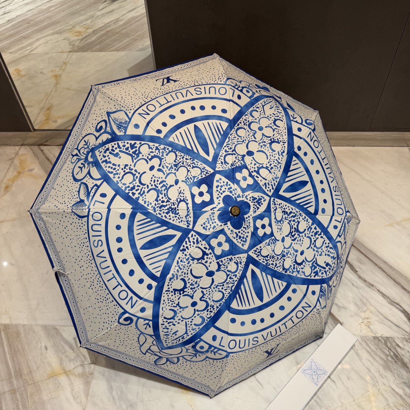 LV 路易威登三折防晒睛雨伞。。 夏季新款 全自动折叠晴雨伞 内里黑色涂层防晒有效阻隔紫外线99%，UP