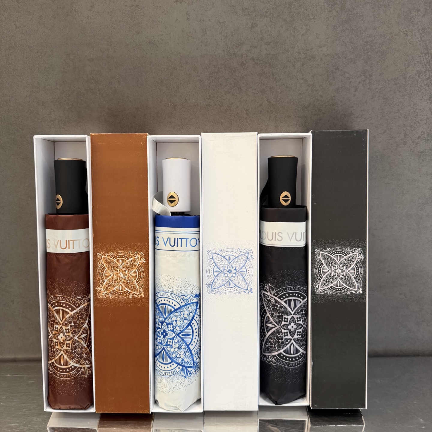 LV 路易威登三折防晒睛雨伞。。 夏季新款 全自动折叠晴雨伞 内里黑色涂层防晒有效阻隔紫外线99%，UP