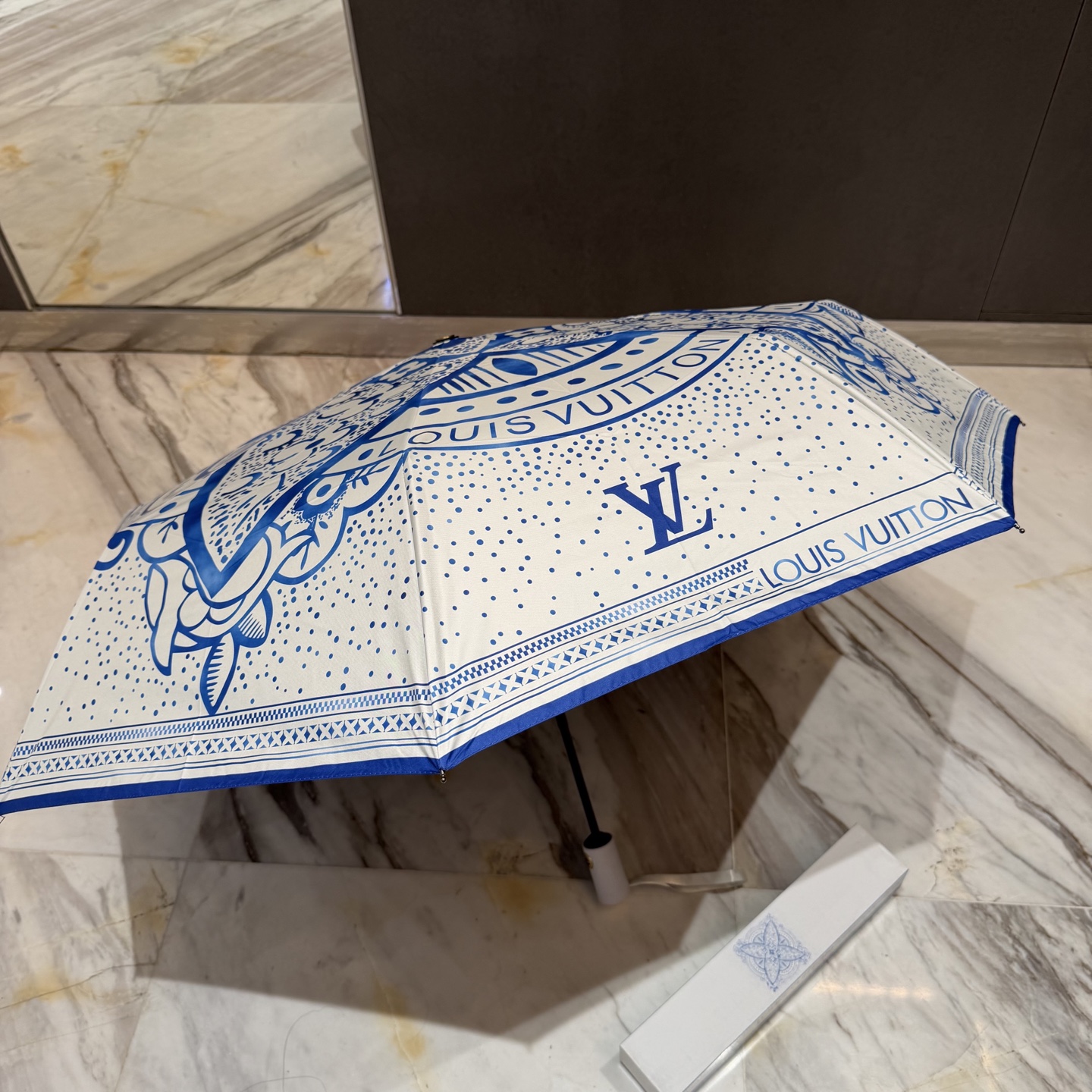 LV 路易威登三折防晒睛雨伞。。 夏季新款 全自动折叠晴雨伞 内里黑色涂层防晒有效阻隔紫外线99%，UP