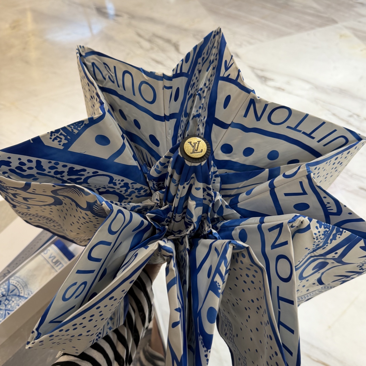 LV 路易威登三折防晒睛雨伞。。 夏季新款 全自动折叠晴雨伞 内里黑色涂层防晒有效阻隔紫外线99%，UP