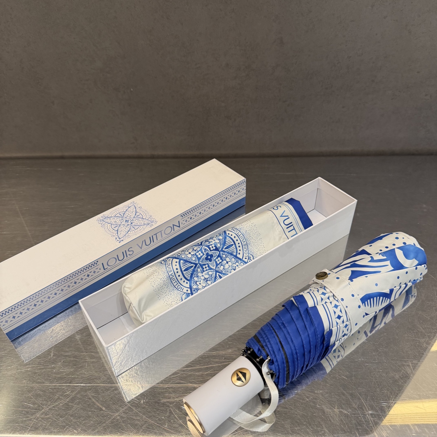 LV 路易威登三折防晒睛雨伞。。 夏季新款 全自动折叠晴雨伞 内里黑色涂层防晒有效阻隔紫外线99%，UP