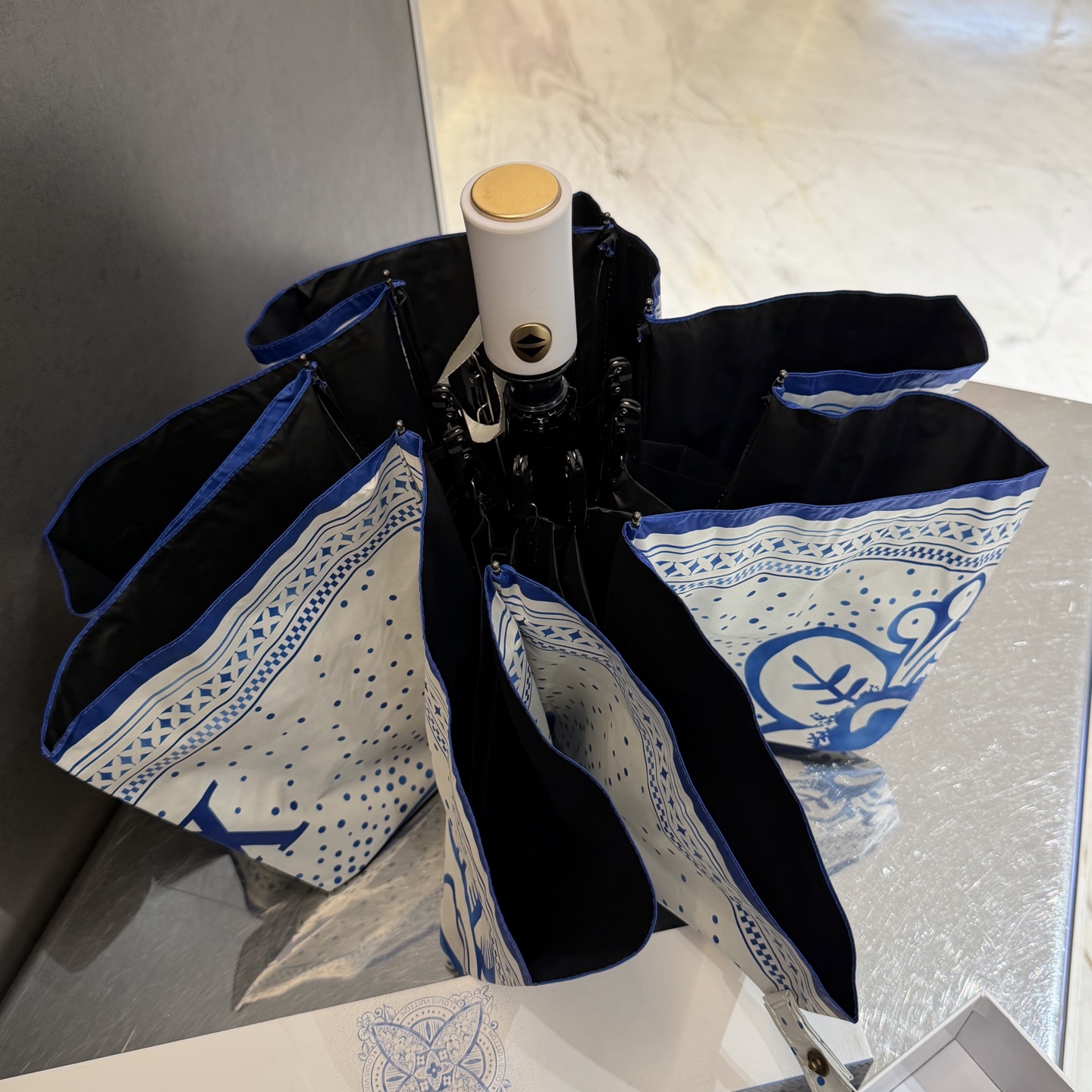 LV 路易威登三折防晒睛雨伞。。 夏季新款 全自动折叠晴雨伞 内里黑色涂层防晒有效阻隔紫外线99%，UP