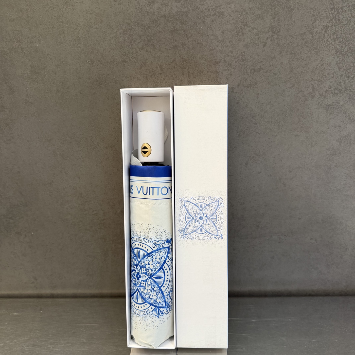 LV 路易威登三折防晒睛雨伞。。 夏季新款 全自动折叠晴雨伞 内里黑色涂层防晒有效阻隔紫外线99%，UP