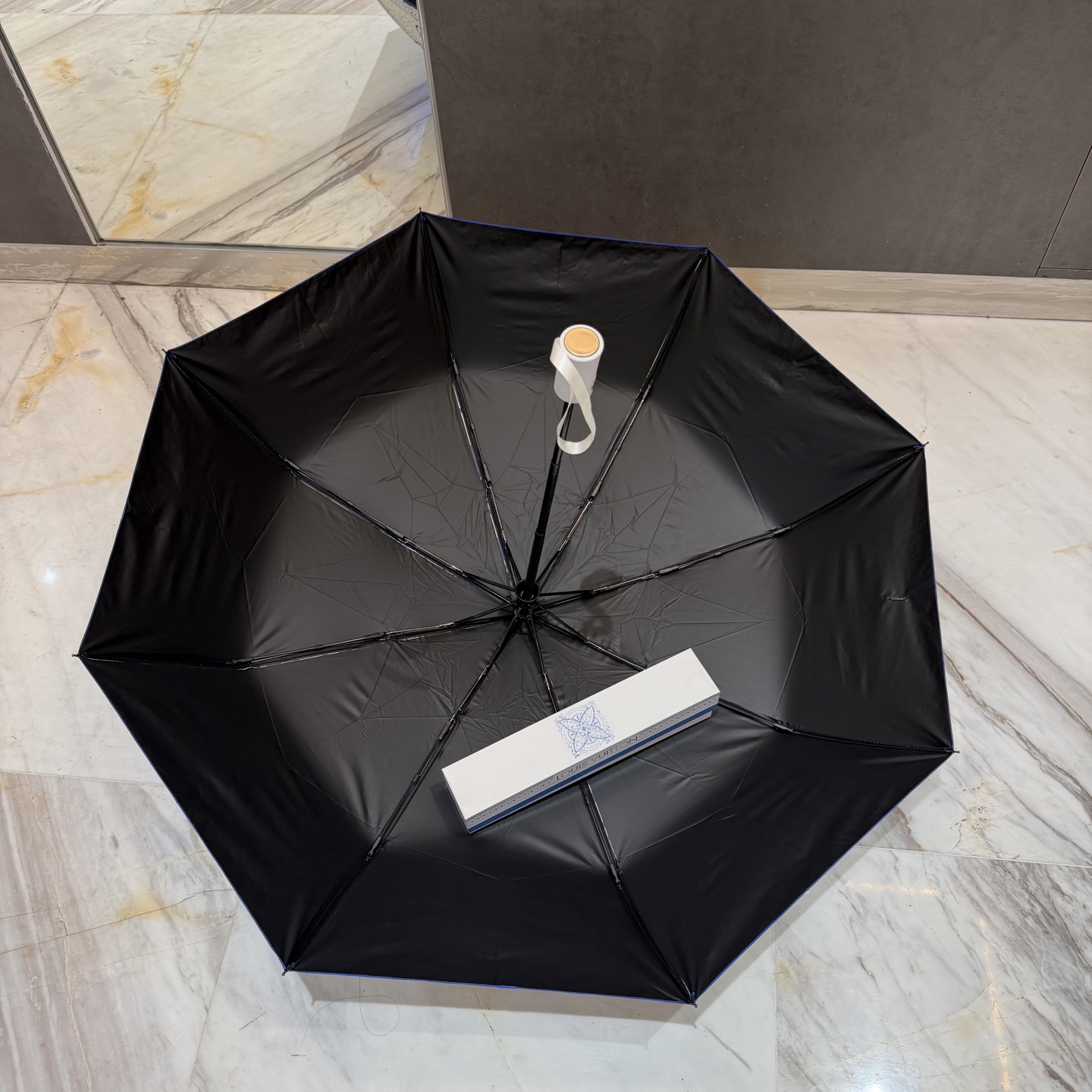 LV 路易威登三折防晒睛雨伞。。 夏季新款 全自动折叠晴雨伞 内里黑色涂层防晒有效阻隔紫外线99%，UP