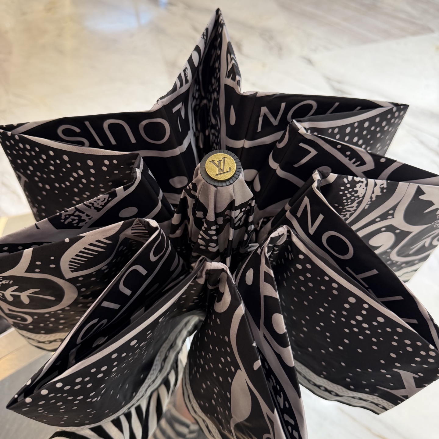 LV 路易威登三折防晒睛雨伞。。 夏季新款 全自动折叠晴雨伞 内里黑色涂层防晒有效阻隔紫外线99%，UP