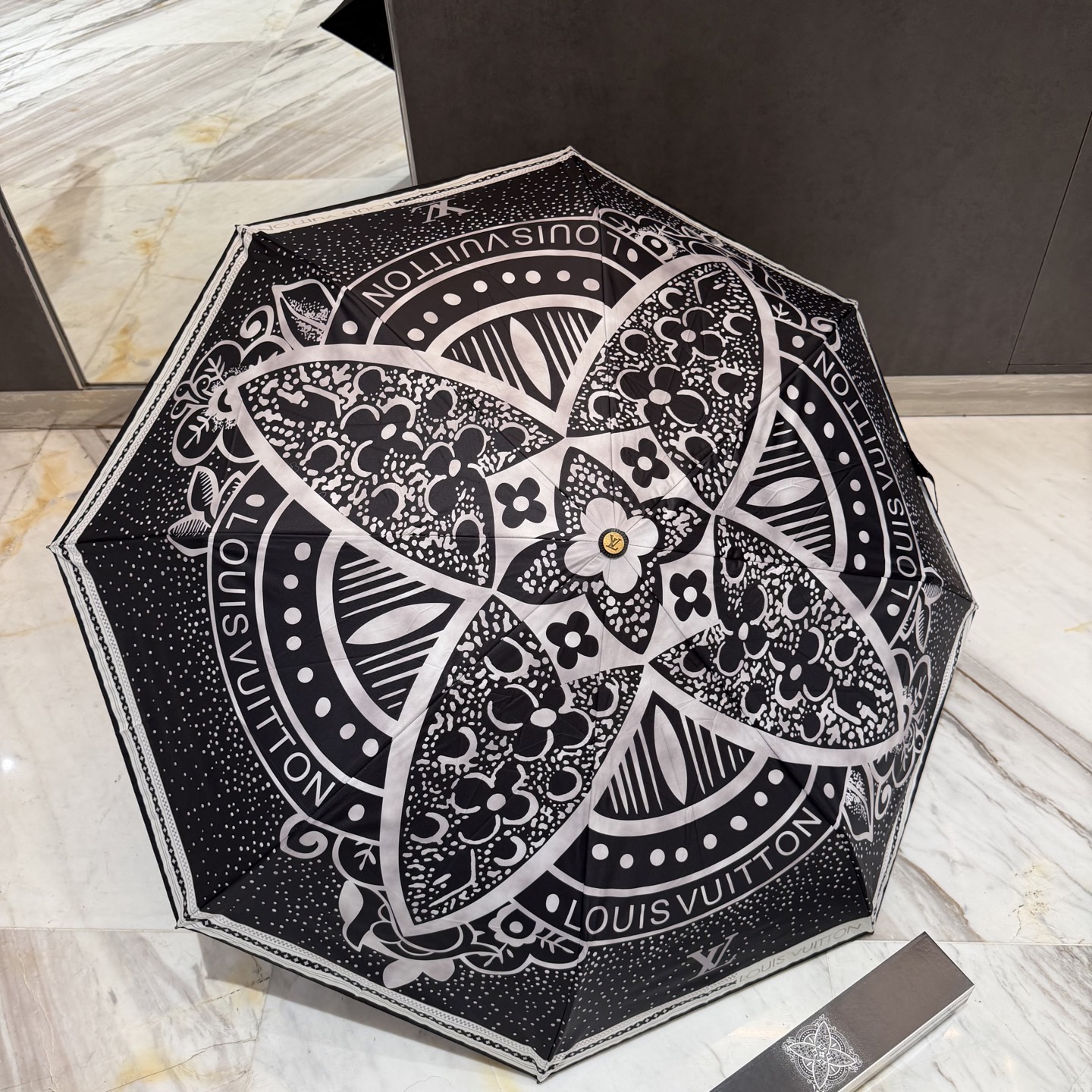 LV 路易威登三折防晒睛雨伞。。 夏季新款 全自动折叠晴雨伞 内里黑色涂层防晒有效阻隔紫外线99%，UP