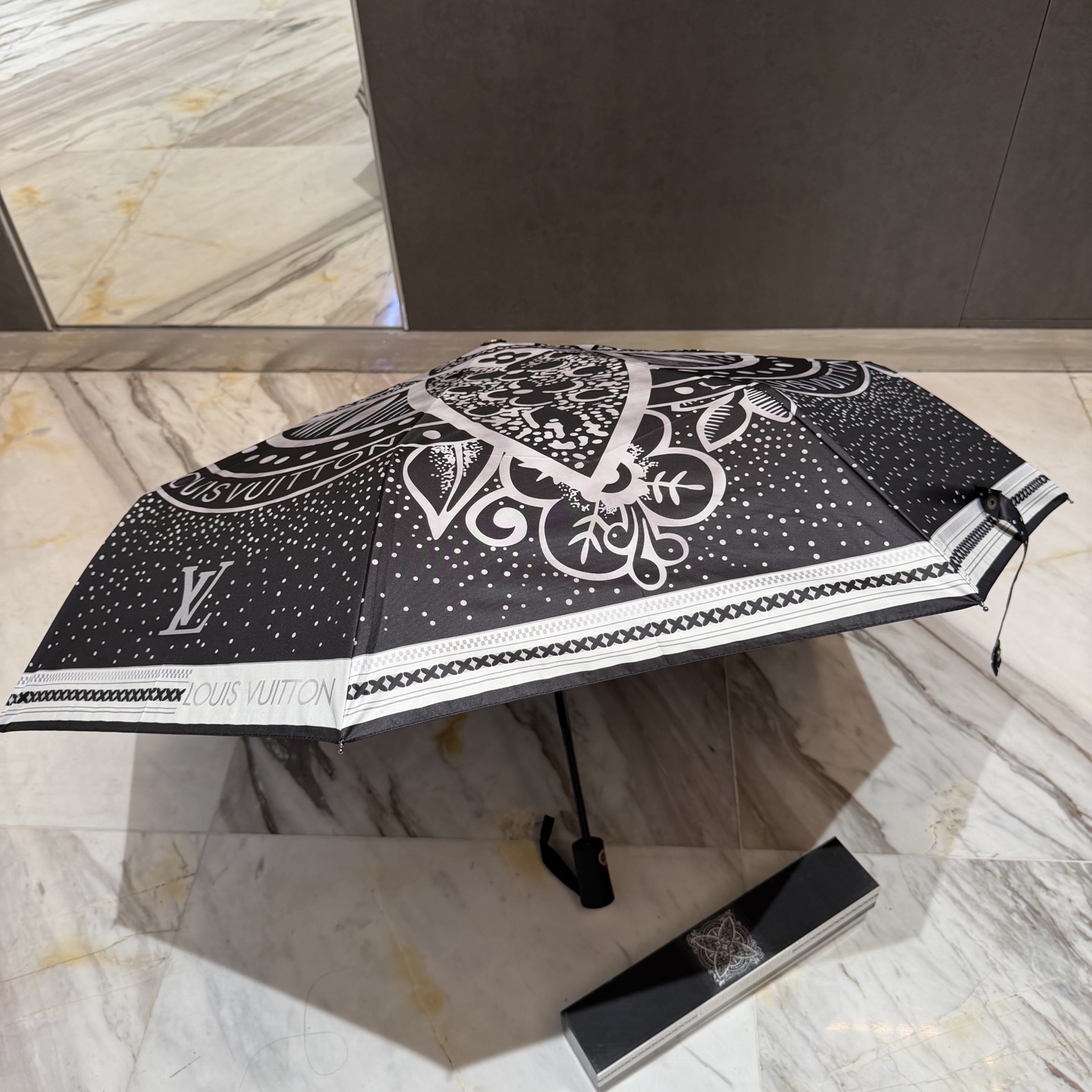 LV 路易威登三折防晒睛雨伞。。 夏季新款 全自动折叠晴雨伞 内里黑色涂层防晒有效阻隔紫外线99%，UP