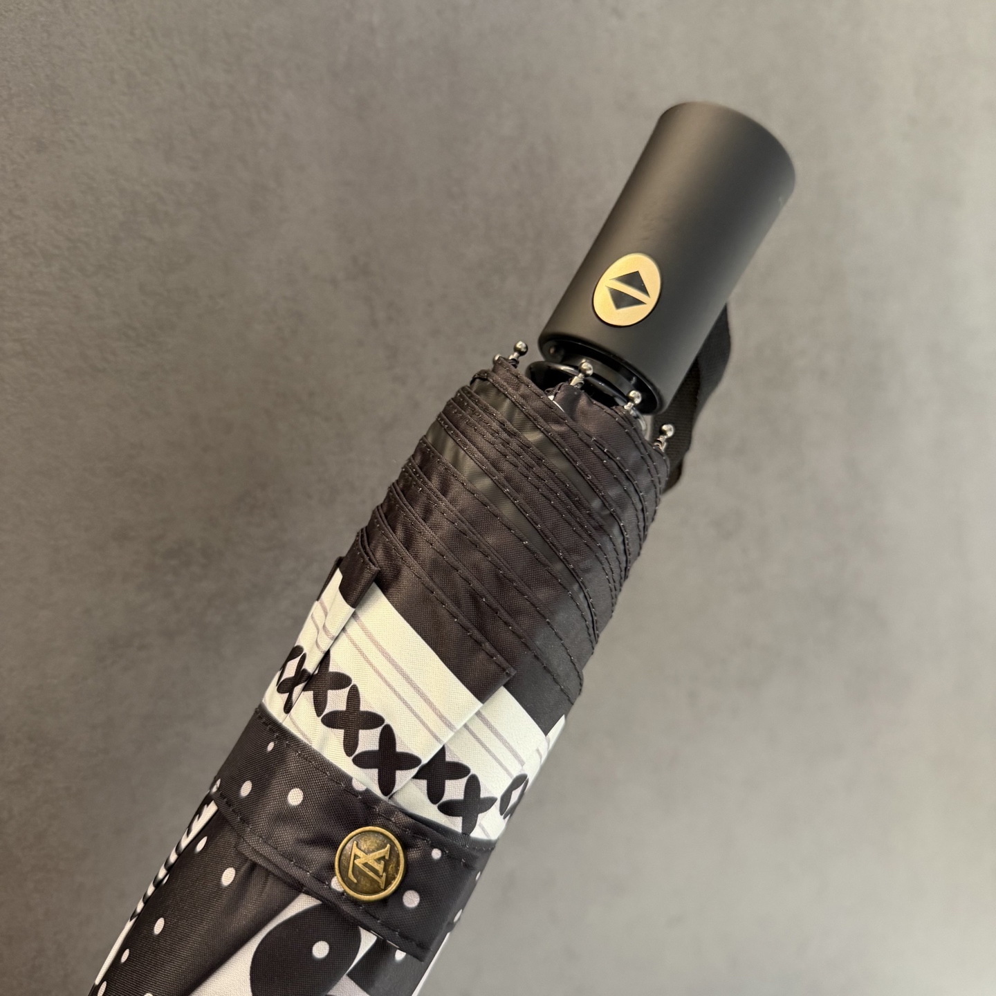 LV 路易威登三折防晒睛雨伞。。 夏季新款 全自动折叠晴雨伞 内里黑色涂层防晒有效阻隔紫外线99%，UP