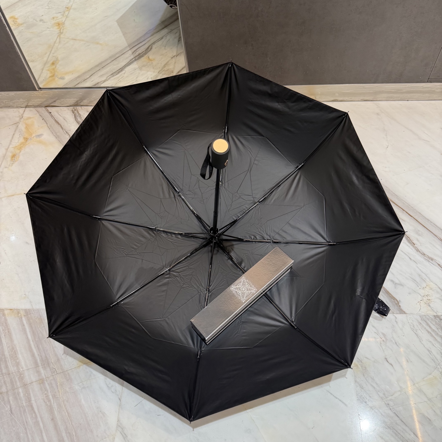 LV 路易威登三折防晒睛雨伞。。 夏季新款 全自动折叠晴雨伞 内里黑色涂层防晒有效阻隔紫外线99%，UP