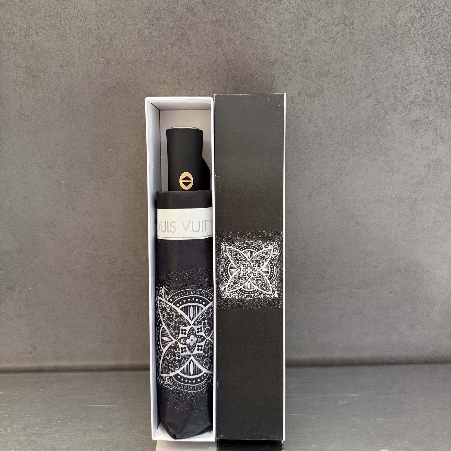 LV 路易威登三折防晒睛雨伞。。 夏季新款 全自动折叠晴雨伞 内里黑色涂层防晒有效阻隔紫外线99%，UP