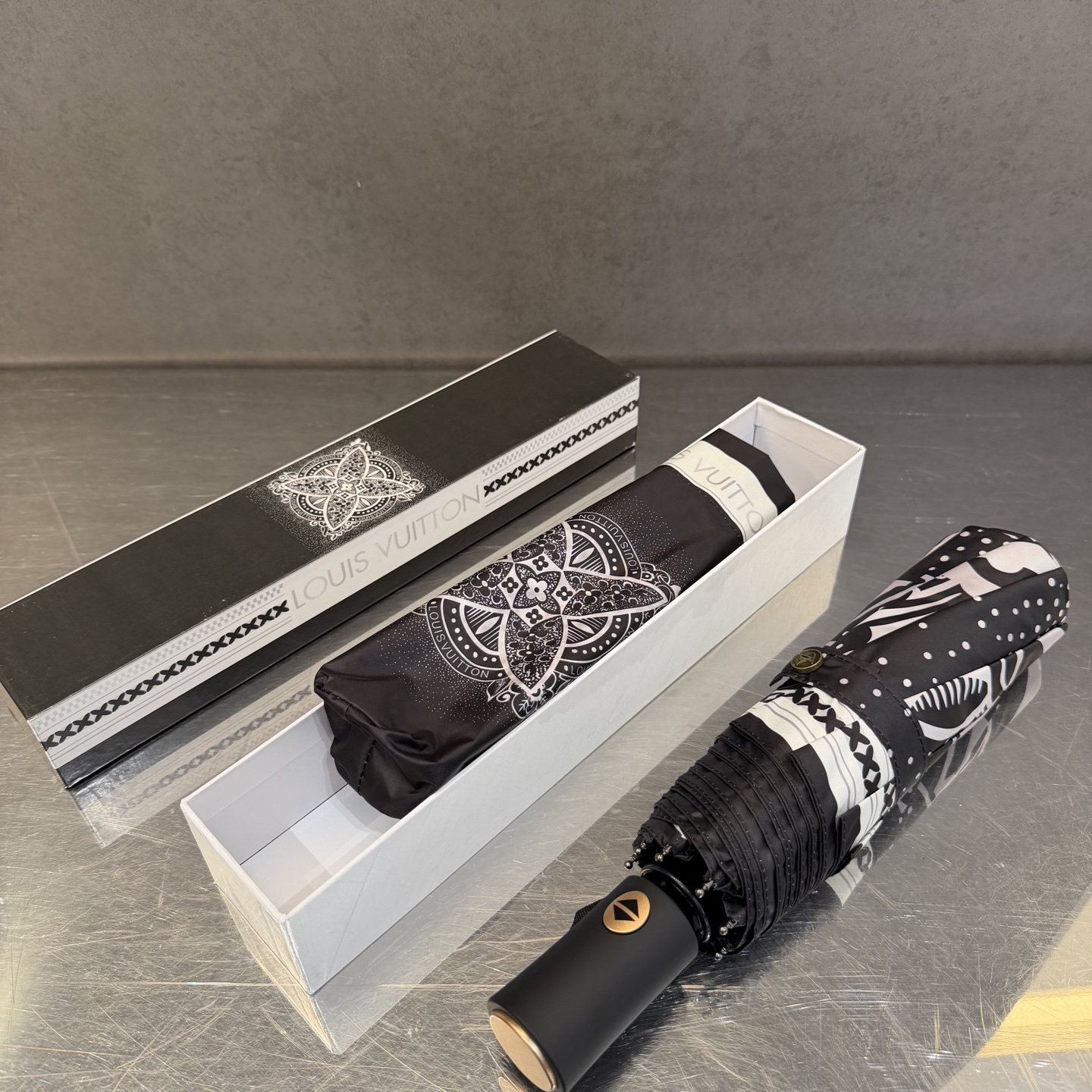 LV 路易威登三折防晒睛雨伞。。 夏季新款 全自动折叠晴雨伞 内里黑色涂层防晒有效阻隔紫外线99%，UP