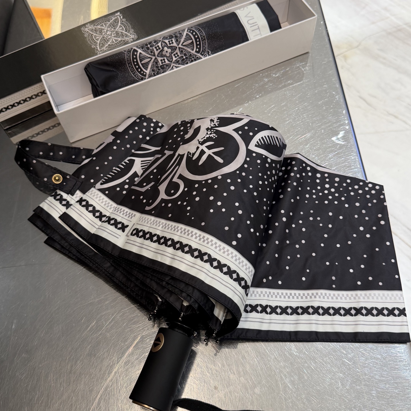 LV 路易威登三折防晒睛雨伞。。 夏季新款 全自动折叠晴雨伞 内里黑色涂层防晒有效阻隔紫外线99%，UP