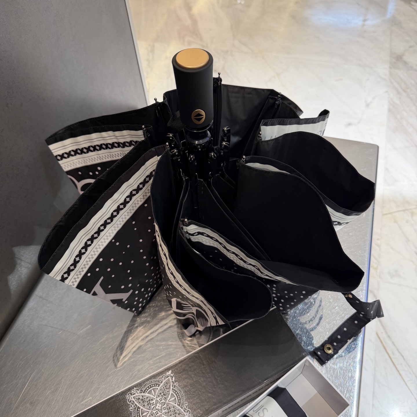 LV 路易威登三折防晒睛雨伞。。 夏季新款 全自动折叠晴雨伞 内里黑色涂层防晒有效阻隔紫外线99%，UP