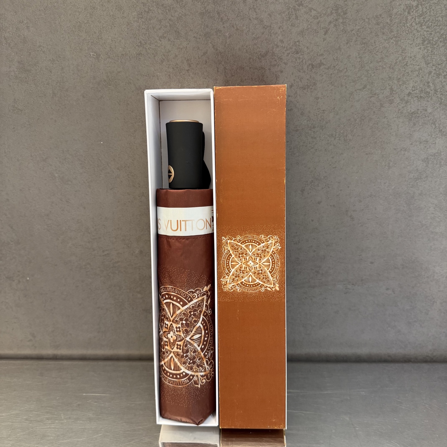 LV 路易威登三折防晒睛雨伞。。 夏季新款 全自动折叠晴雨伞 内里黑色涂层防晒有效阻隔紫外线99%，UP