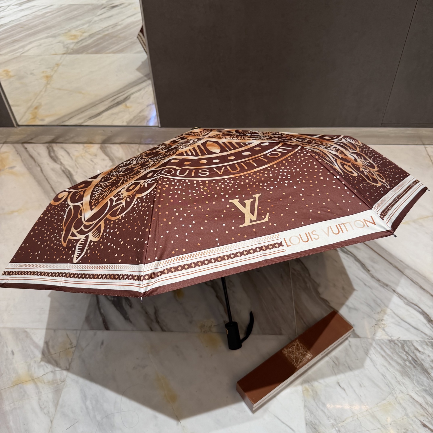 LV 路易威登三折防晒睛雨伞。。 夏季新款 全自动折叠晴雨伞 内里黑色涂层防晒有效阻隔紫外线99%，UP