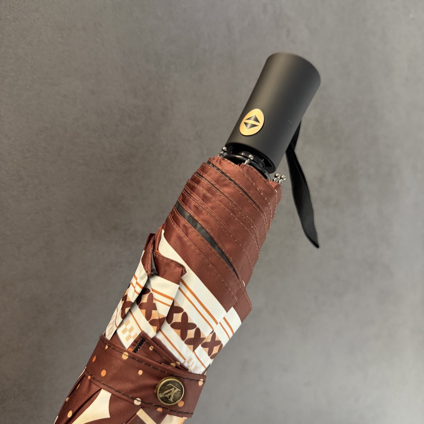 LV 路易威登三折防晒睛雨伞。。 夏季新款 全自动折叠晴雨伞 内里黑色涂层防晒有效阻隔紫外线99%，UP