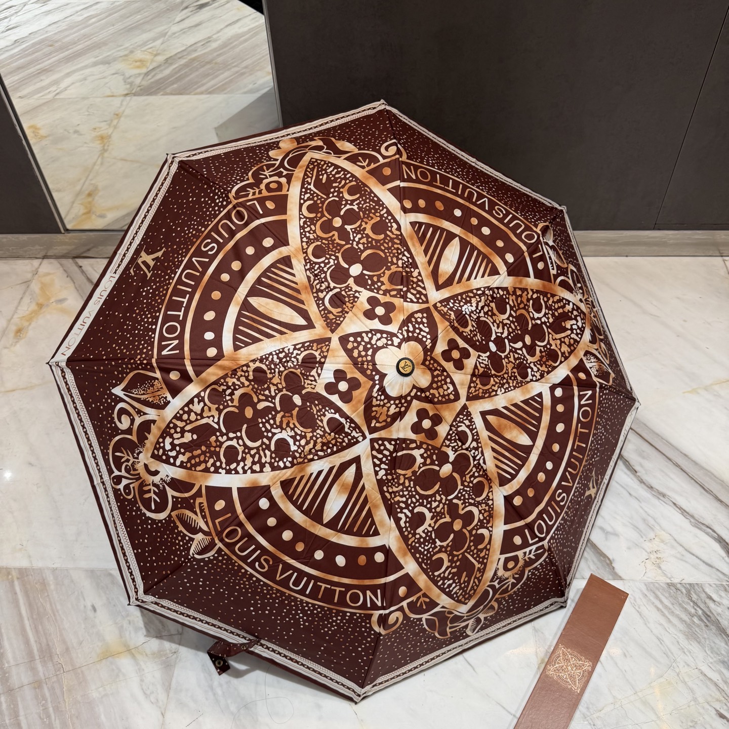 LV 路易威登三折防晒睛雨伞。。 夏季新款 全自动折叠晴雨伞 内里黑色涂层防晒有效阻隔紫外线99%，UP