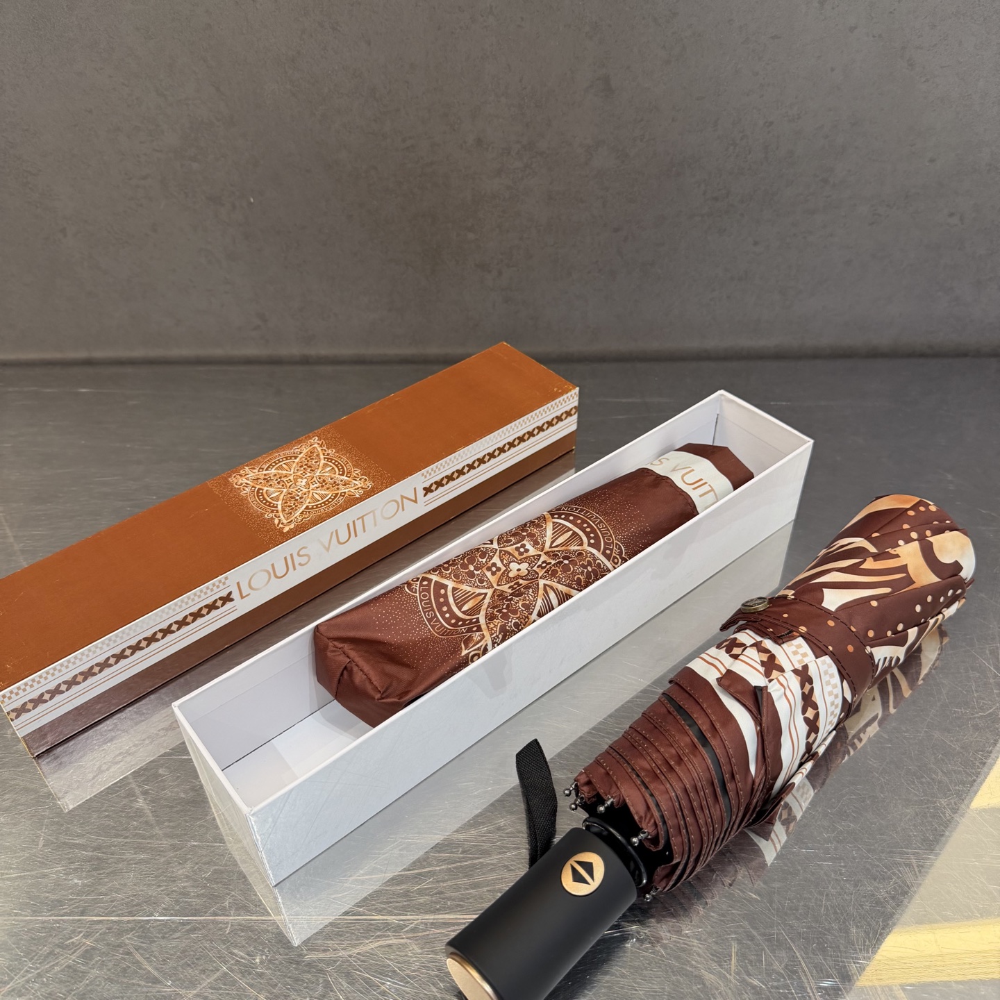 LV 路易威登三折防晒睛雨伞。。 夏季新款 全自动折叠晴雨伞 内里黑色涂层防晒有效阻隔紫外线99%，UP