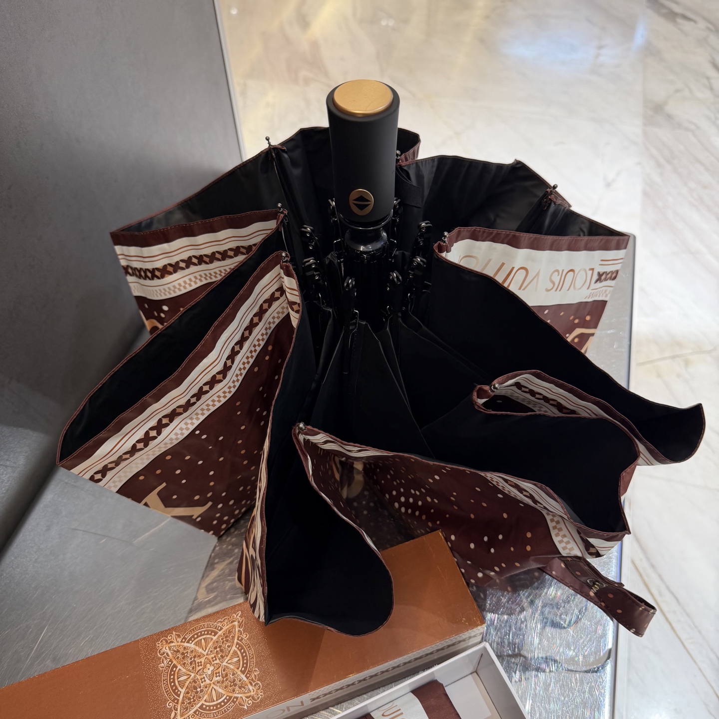 LV 路易威登三折防晒睛雨伞。。 夏季新款 全自动折叠晴雨伞 内里黑色涂层防晒有效阻隔紫外线99%，UP