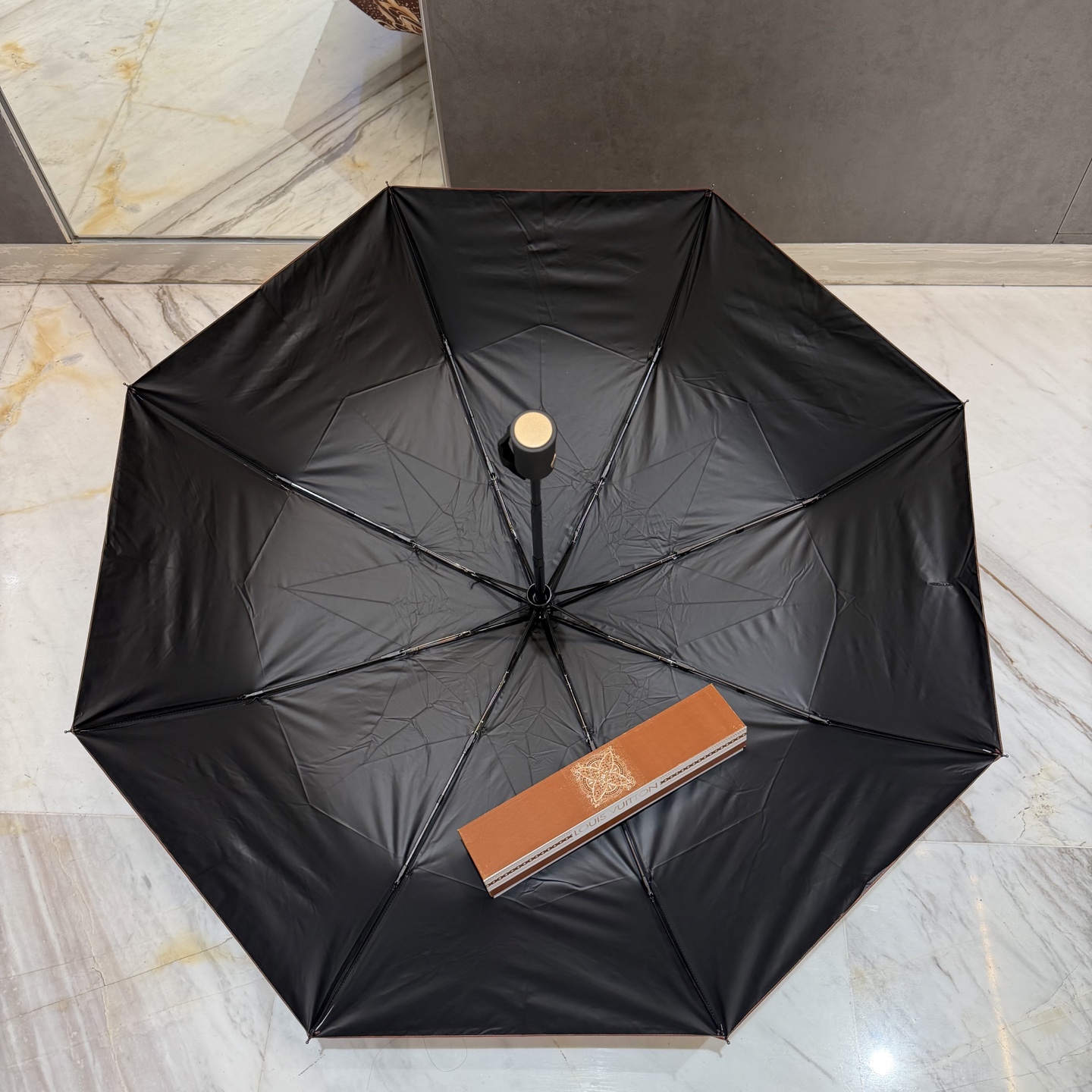LV 路易威登三折防晒睛雨伞。。 夏季新款 全自动折叠晴雨伞 内里黑色涂层防晒有效阻隔紫外线99%，UP