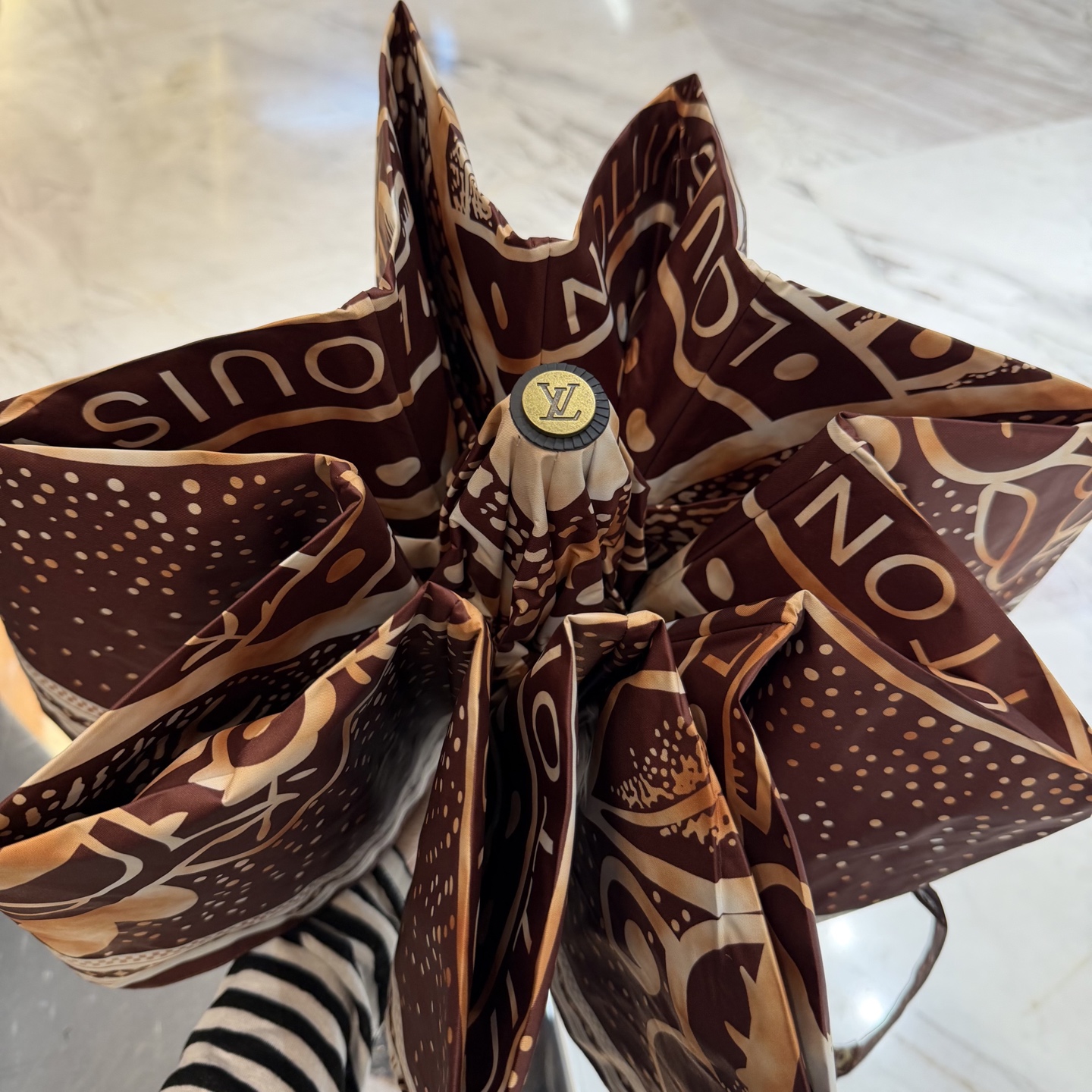 LV 路易威登三折防晒睛雨伞。。 夏季新款 全自动折叠晴雨伞 内里黑色涂层防晒有效阻隔紫外线99%，UP