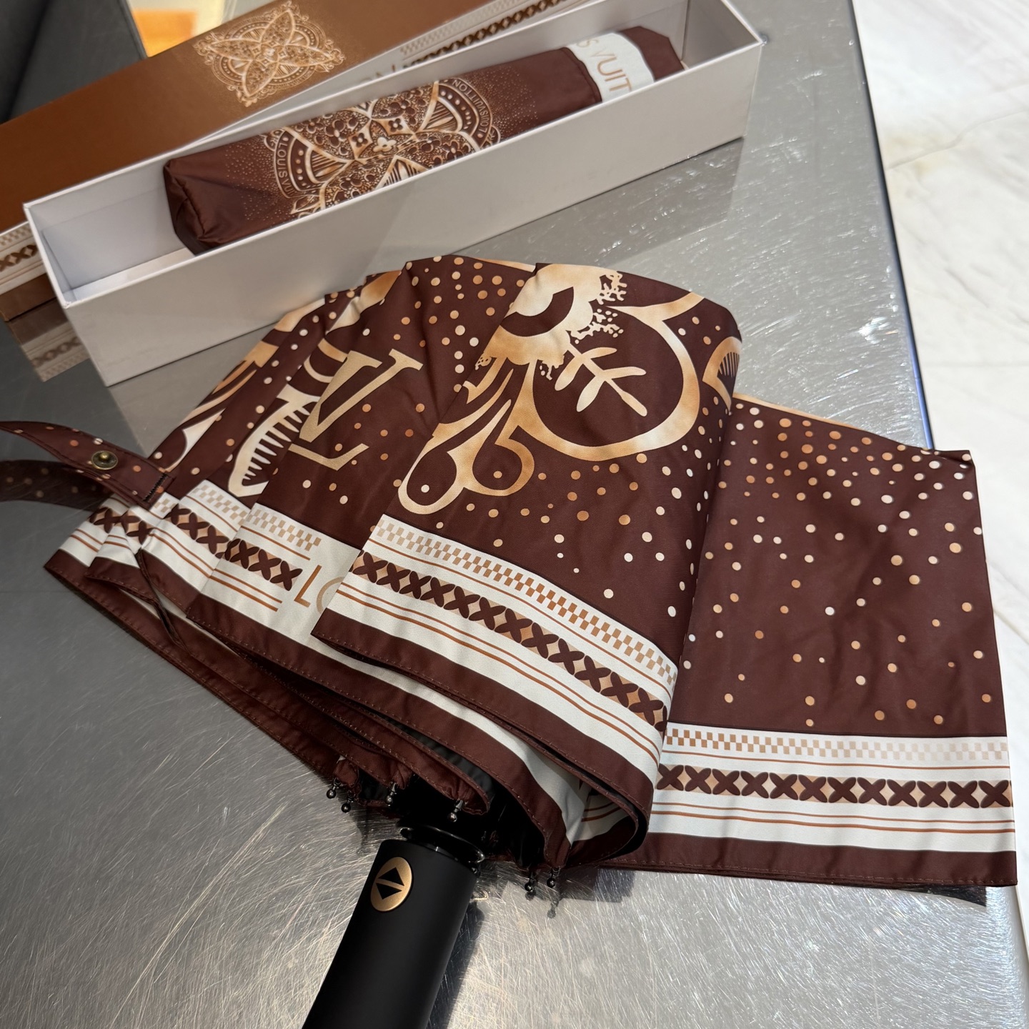 LV 路易威登三折防晒睛雨伞。。 夏季新款 全自动折叠晴雨伞 内里黑色涂层防晒有效阻隔紫外线99%，UP