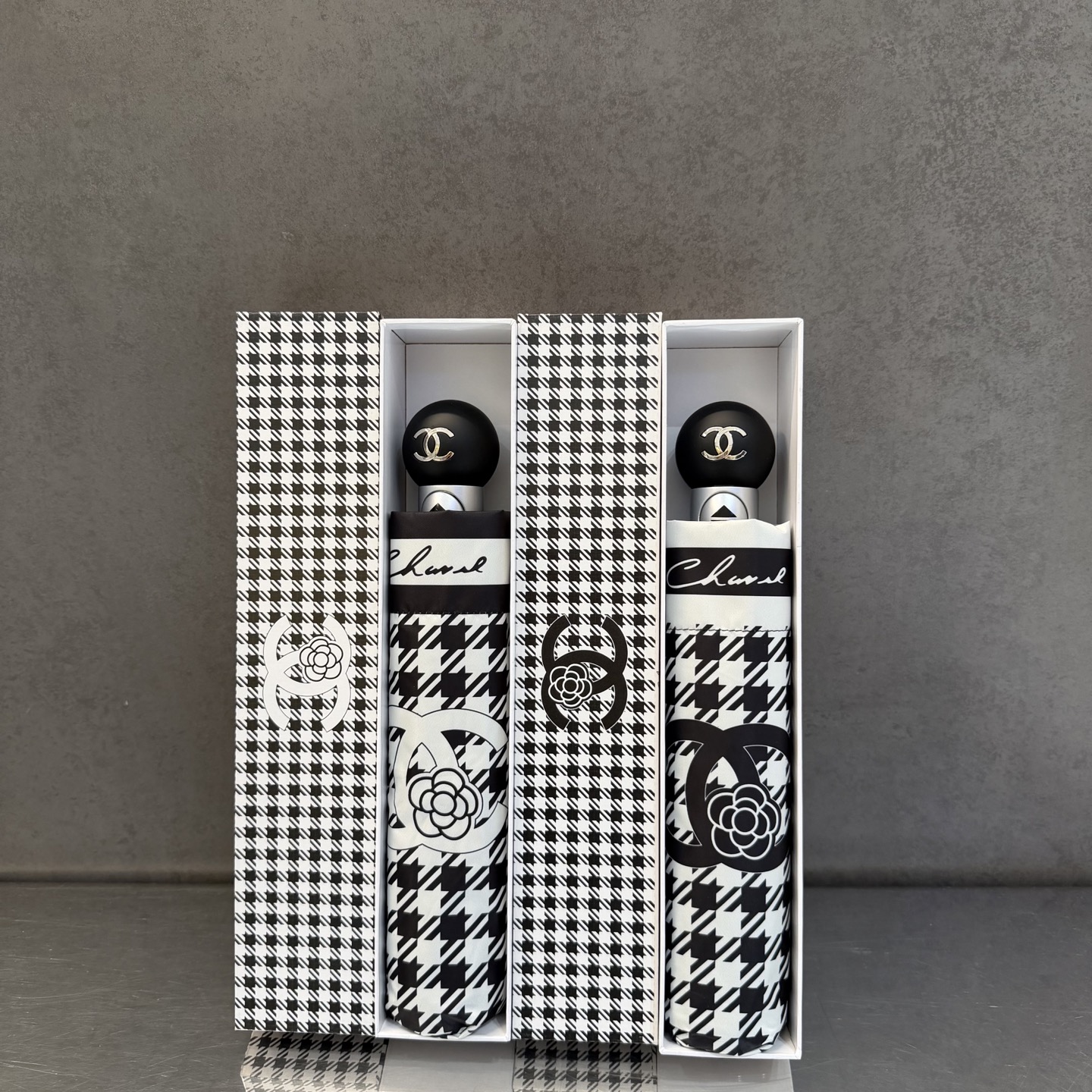 CHANEL（香奈儿）新款三折自动折叠晴雨伞 做工精细 气质 时尚 炒鸡好看！防紫外线 人手必备 ！