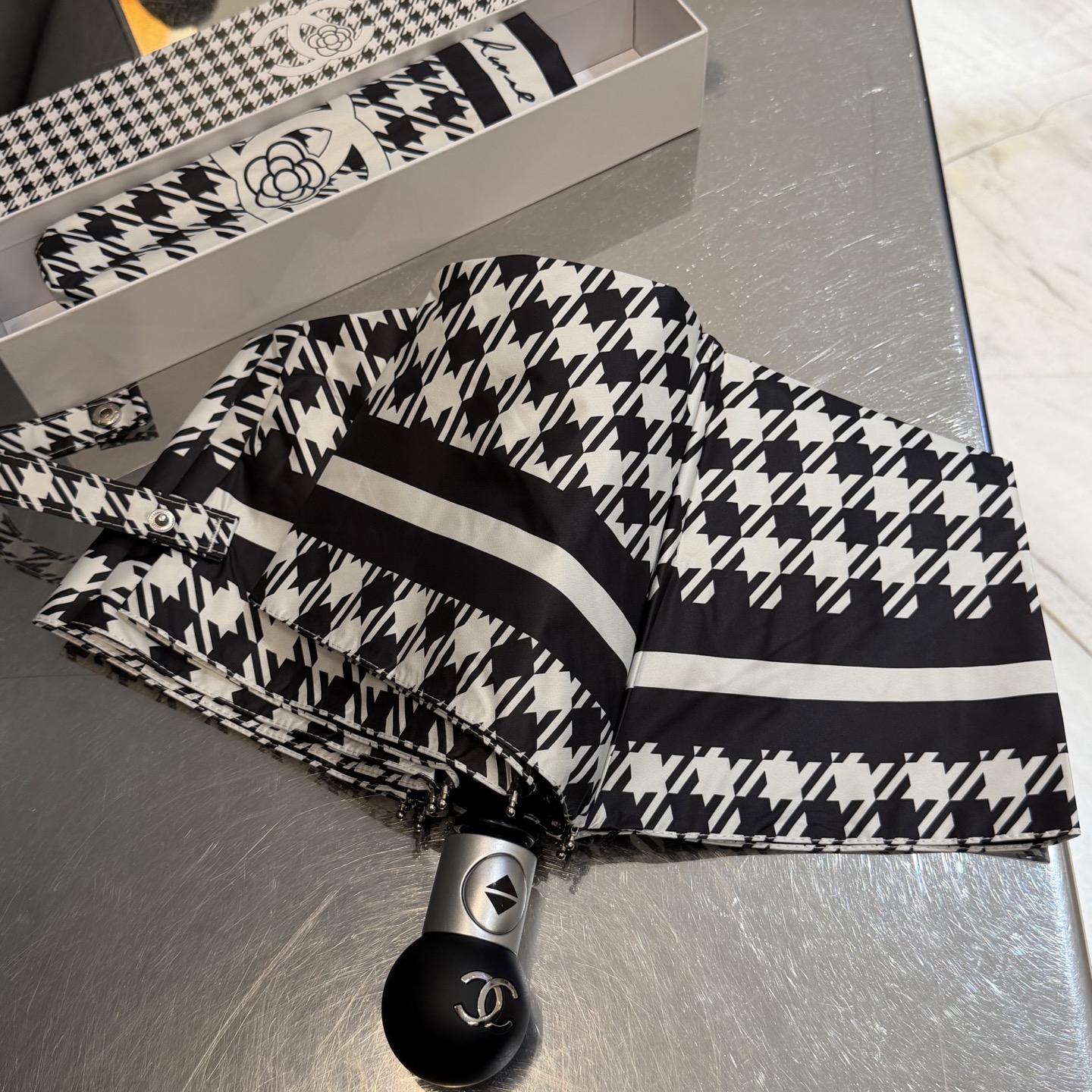 CHANEL（香奈儿）新款三折自动折叠晴雨伞 做工精细 气质 时尚 炒鸡好看！防紫外线 人手必备 ！