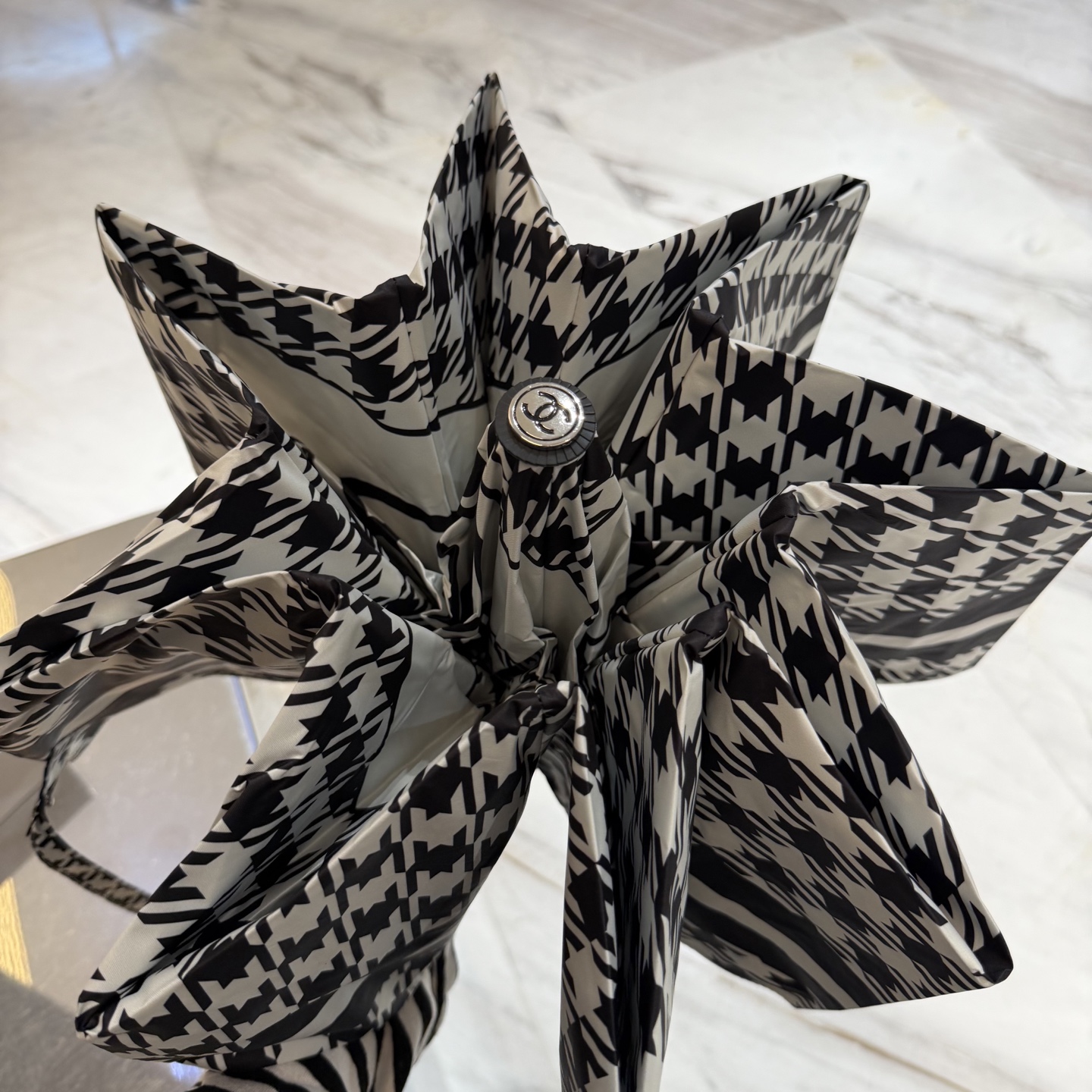 CHANEL（香奈儿）新款三折自动折叠晴雨伞 做工精细 气质 时尚 炒鸡好看！防紫外线 人手必备 ！