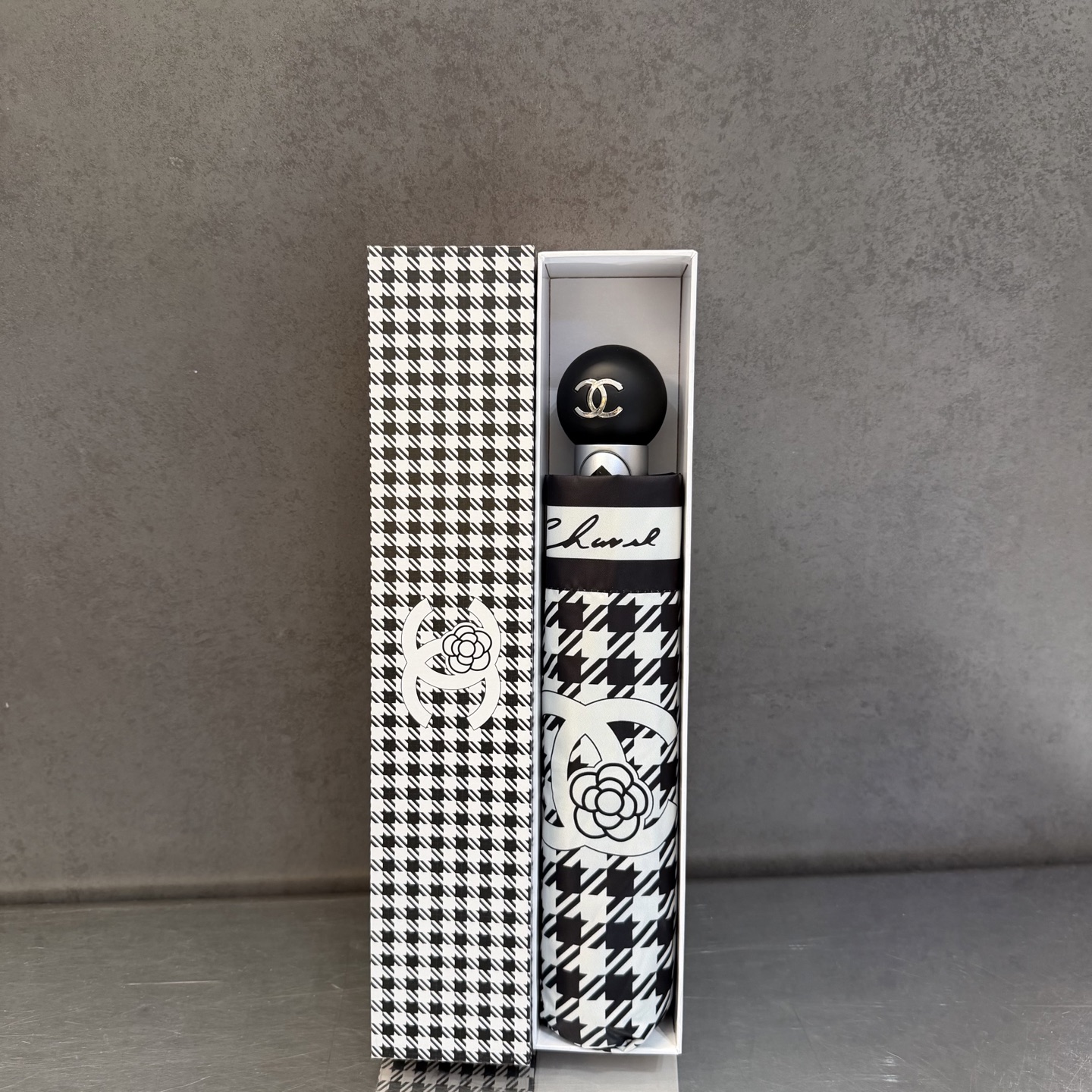 CHANEL（香奈儿）新款三折自动折叠晴雨伞 做工精细 气质 时尚 炒鸡好看！防紫外线 人手必备 ！