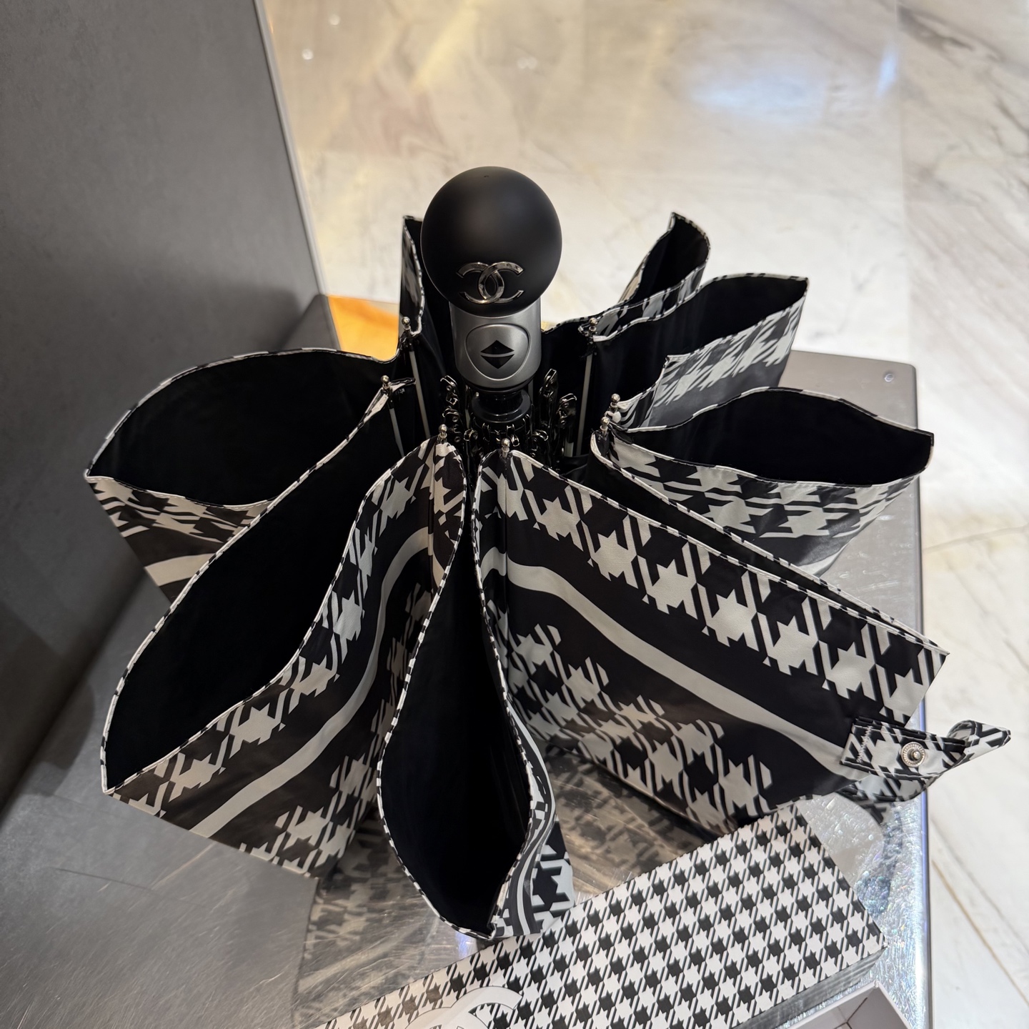 CHANEL（香奈儿）新款三折自动折叠晴雨伞 做工精细 气质 时尚 炒鸡好看！防紫外线 人手必备 ！