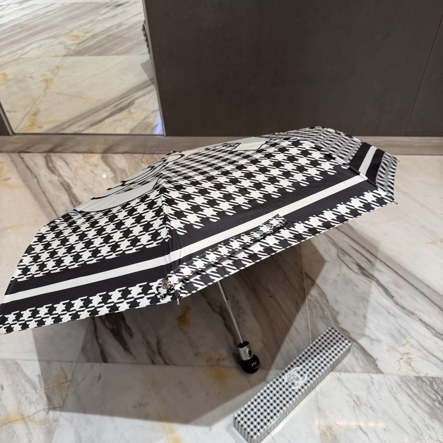 CHANEL（香奈儿）新款三折自动折叠晴雨伞 做工精细 气质 时尚 炒鸡好看！防紫外线 人手必备 ！