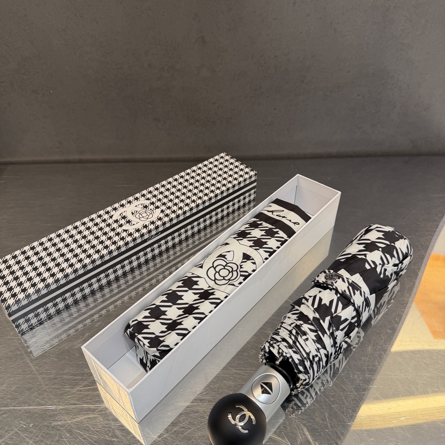 CHANEL（香奈儿）新款三折自动折叠晴雨伞 做工精细 气质 时尚 炒鸡好看！防紫外线 人手必备 ！