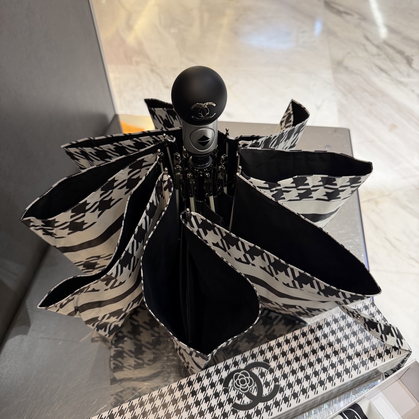 CHANEL（香奈儿）新款三折自动折叠晴雨伞 做工精细 气质 时尚 炒鸡好看！防紫外线 人手必备 ！