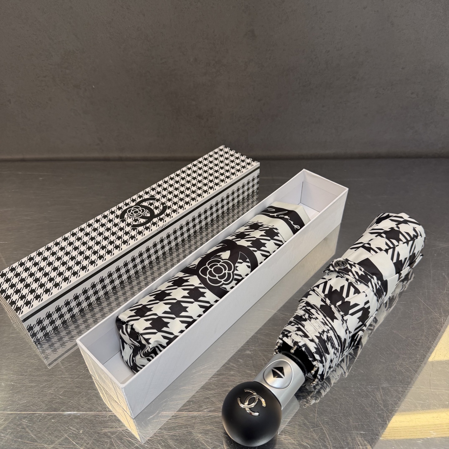 CHANEL（香奈儿）新款三折自动折叠晴雨伞 做工精细 气质 时尚 炒鸡好看！防紫外线 人手必备 ！