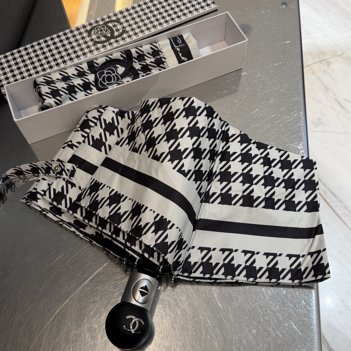 CHANEL（香奈儿）新款三折自动折叠晴雨伞 做工精细 气质 时尚 炒鸡好看！防紫外线 人手必备 ！