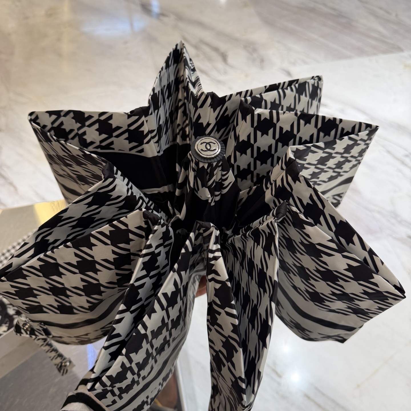 CHANEL（香奈儿）新款三折自动折叠晴雨伞 做工精细 气质 时尚 炒鸡好看！防紫外线 人手必备 ！