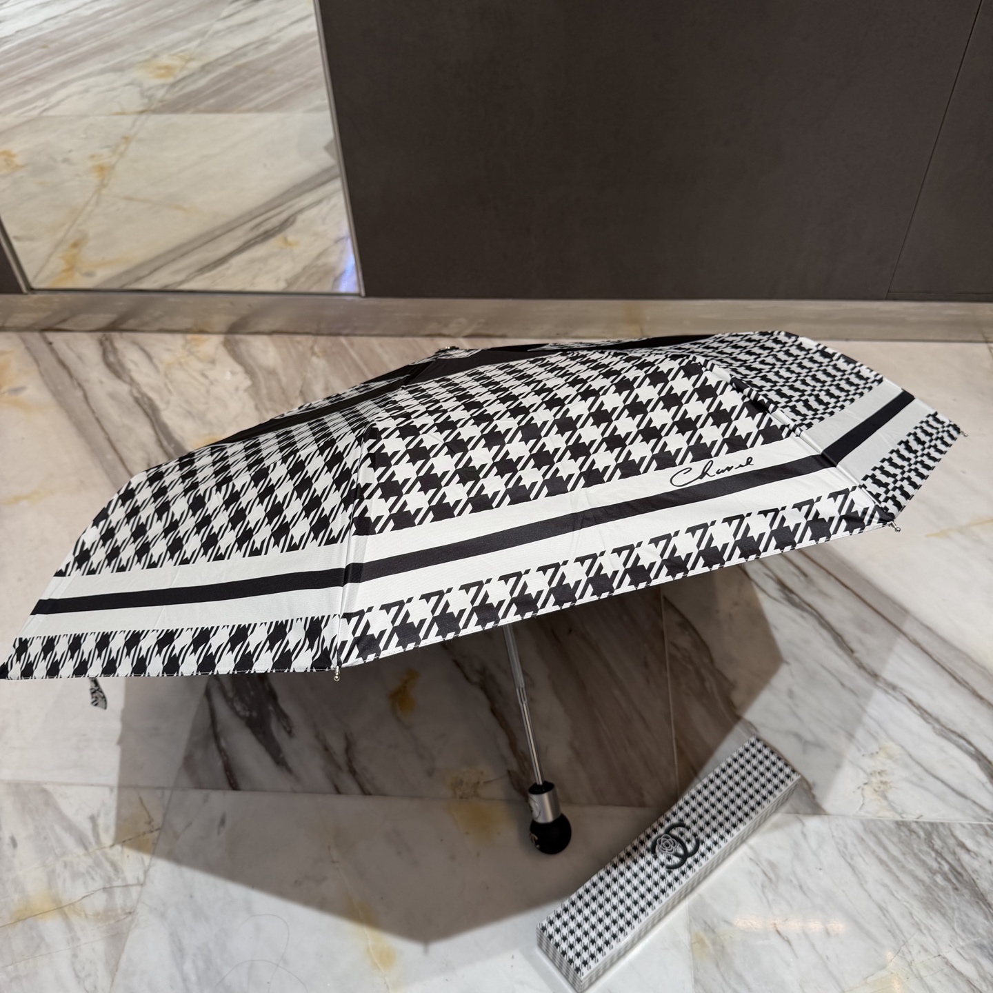 CHANEL（香奈儿）新款三折自动折叠晴雨伞 做工精细 气质 时尚 炒鸡好看！防紫外线 人手必备 ！