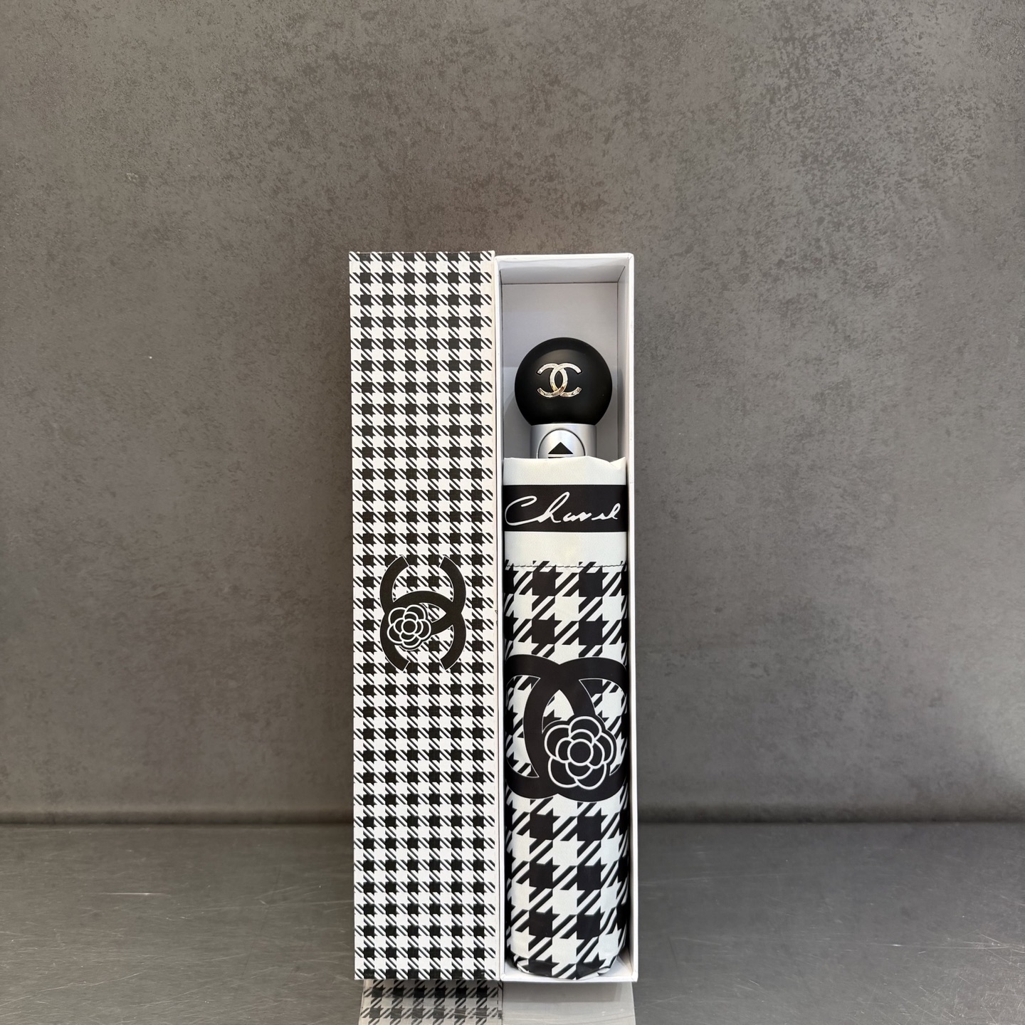 CHANEL（香奈儿）新款三折自动折叠晴雨伞 做工精细 气质 时尚 炒鸡好看！防紫外线 人手必备 ！