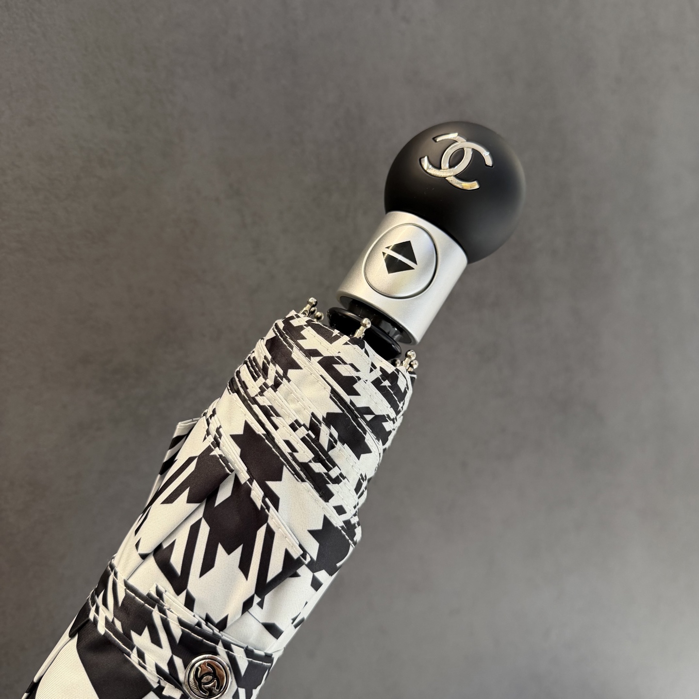 CHANEL（香奈儿）新款三折自动折叠晴雨伞 做工精细 气质 时尚 炒鸡好看！防紫外线 人手必备 ！