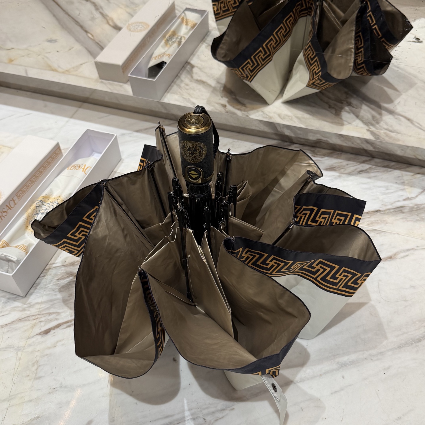 🌈🌈️范思哲（VERSACE）三折防晒睛雨伞。。 夏季新款 全自动折叠晴雨伞 内里黑色涂层防晒有效阻隔紫