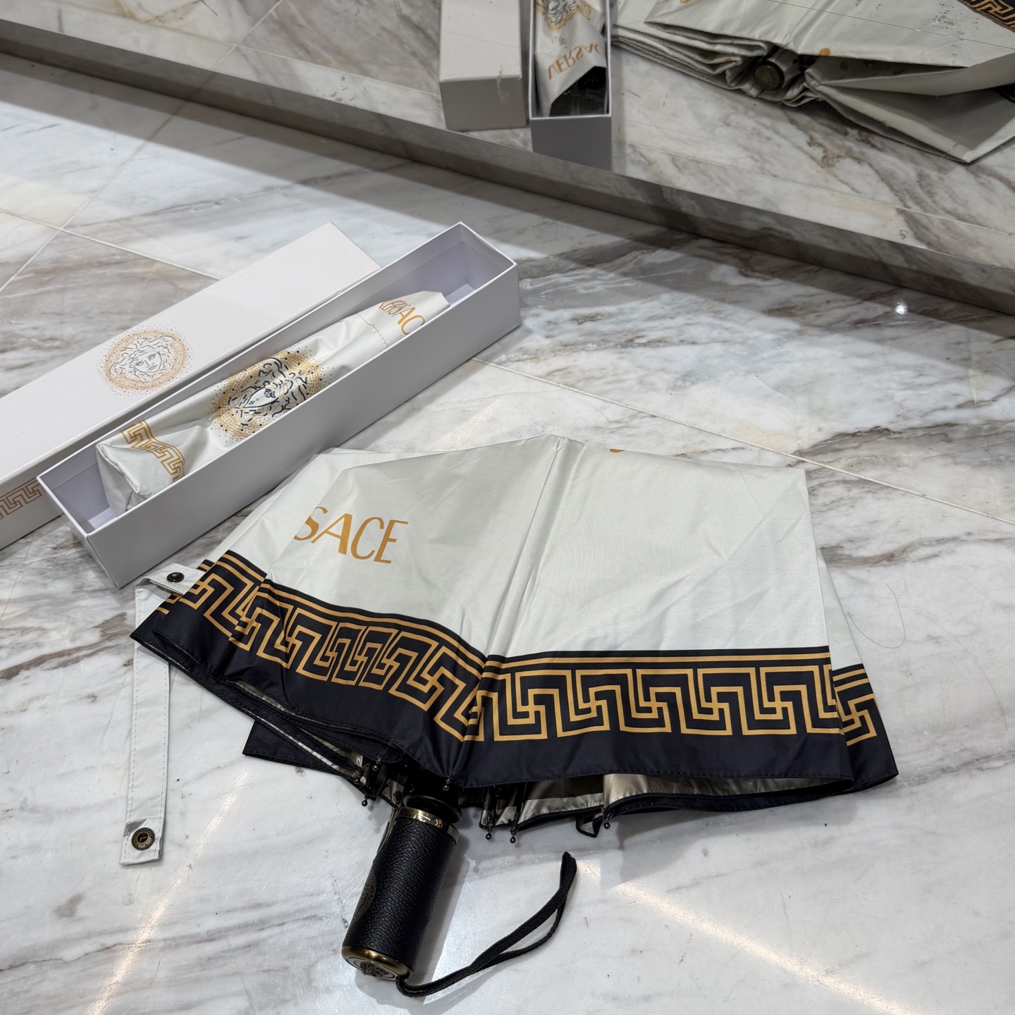 🌈🌈️范思哲（VERSACE）三折防晒睛雨伞。。 夏季新款 全自动折叠晴雨伞 内里黑色涂层防晒有效阻隔紫