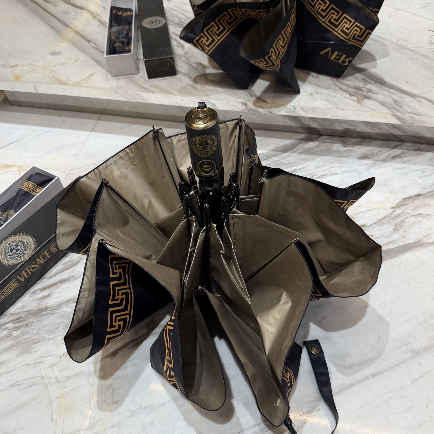 🌈🌈️范思哲（VERSACE）三折防晒睛雨伞。。 夏季新款 全自动折叠晴雨伞 内里黑色涂层防晒有效阻隔紫