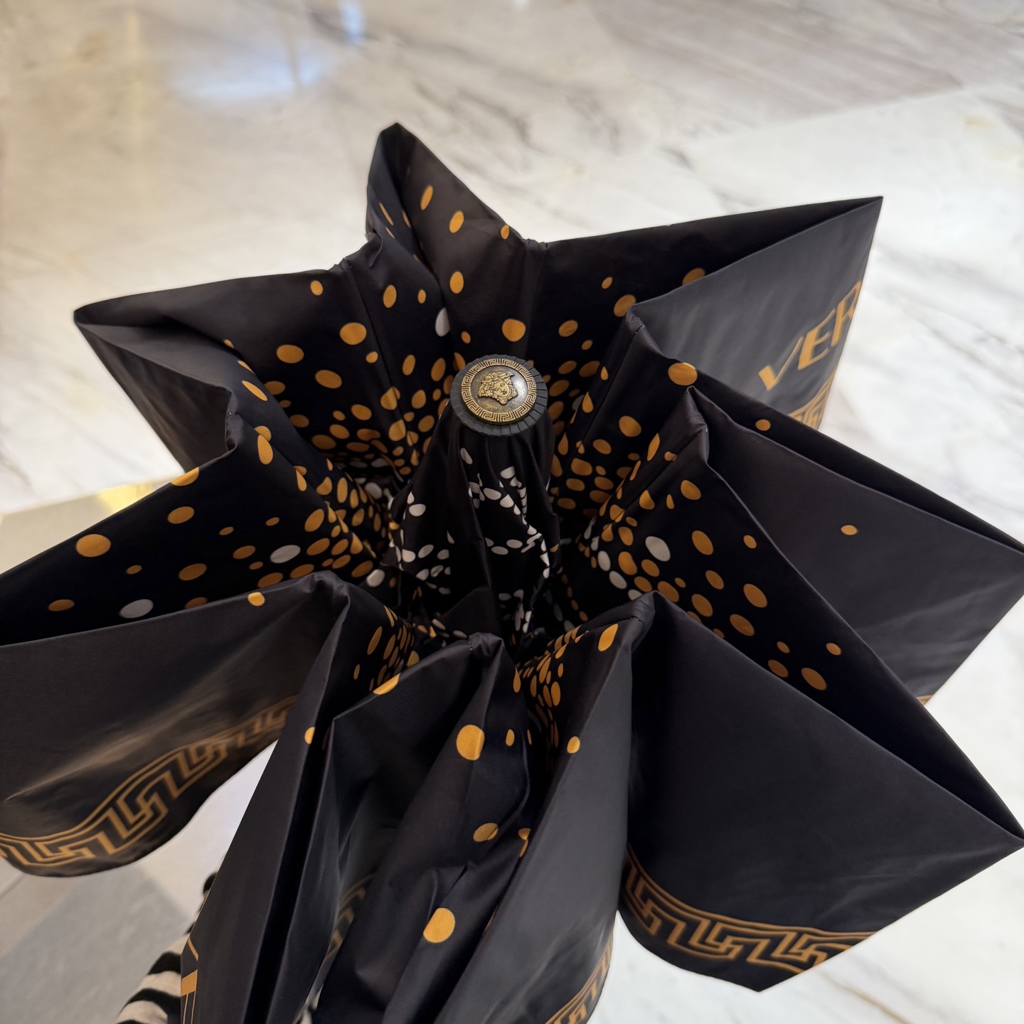 🌈🌈️范思哲（VERSACE）三折防晒睛雨伞。。 夏季新款 全自动折叠晴雨伞 内里黑色涂层防晒有效阻隔紫