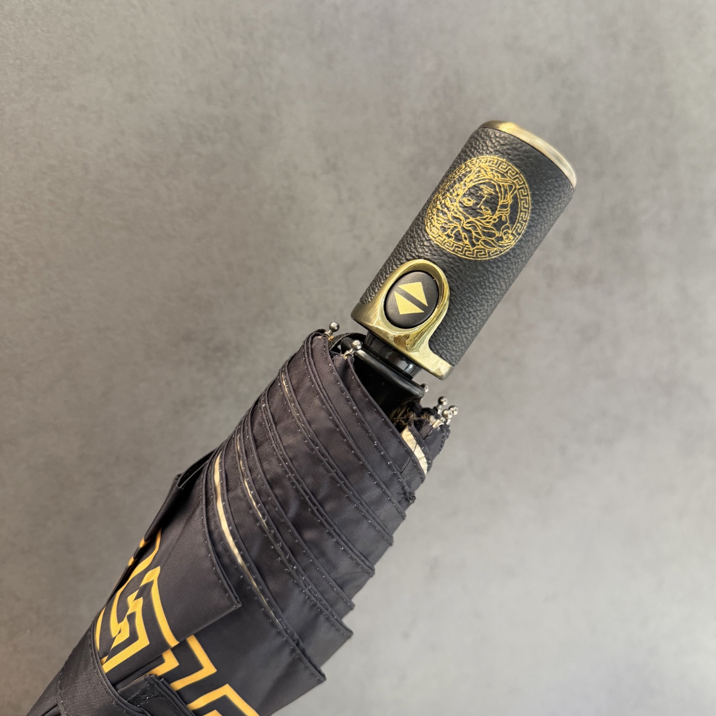 🌈🌈️范思哲（VERSACE）三折防晒睛雨伞。。 夏季新款 全自动折叠晴雨伞 内里黑色涂层防晒有效阻隔紫