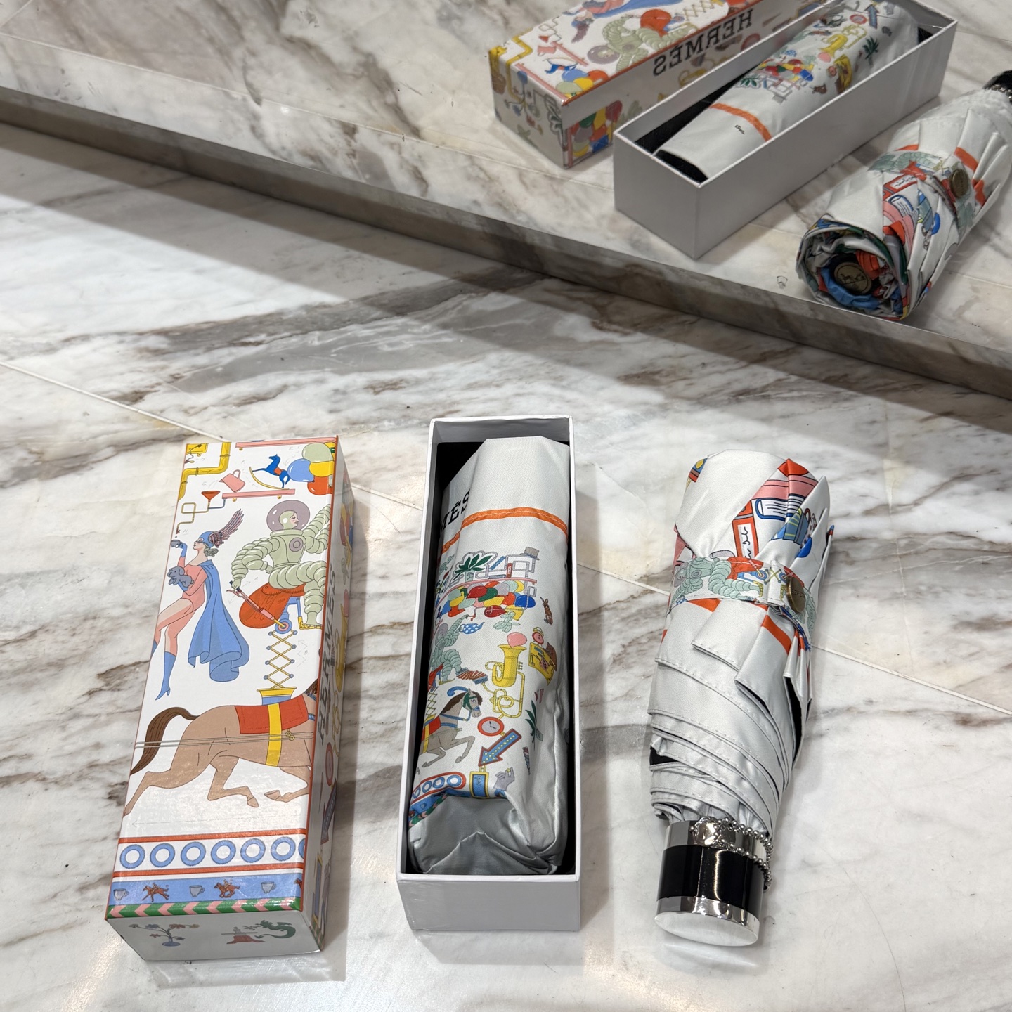 爱马仕HERMS 新款老花五折手开晴雨伞 内里黑色涂层防晒有效阻隔紫外线99%，UPF>50 所以能起到